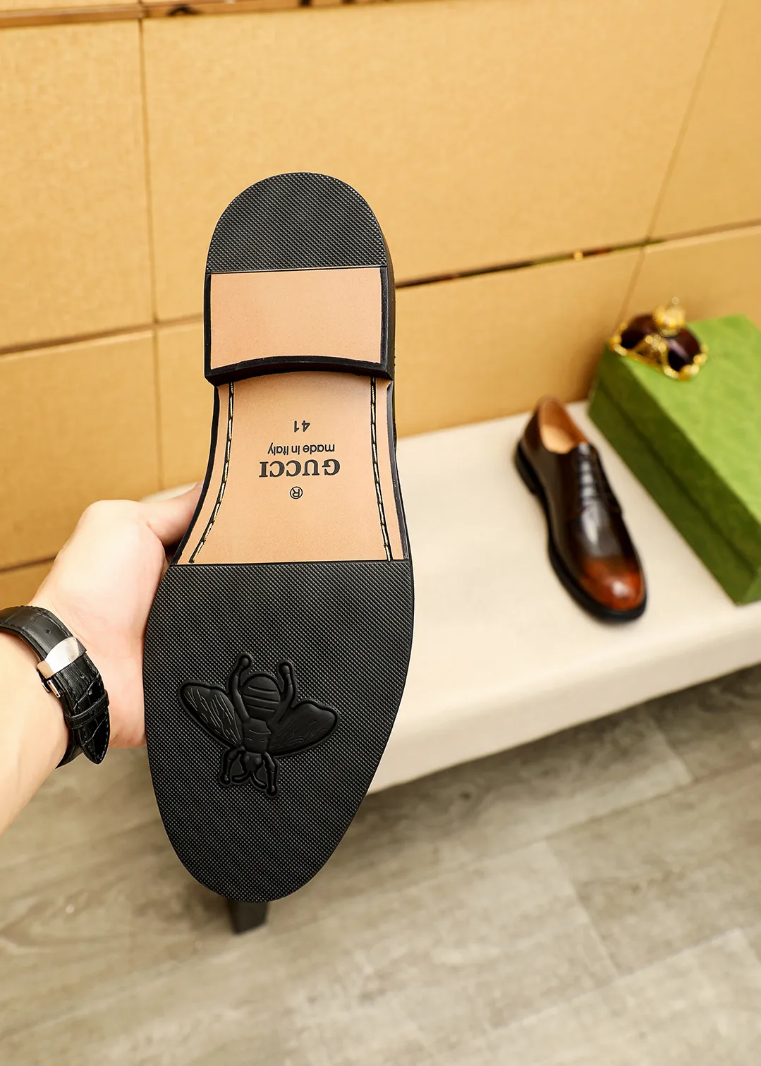 Men's shoes 💰520 💐 Product trademark: GUCCI "Gucci" business leather shoes Regular size: 38-44 (45.46🉑️customized) Product materials: Selected imported first-layer open-edge beaded cowhide leather upper, imported water-dyed cowhide leather lining. Strong three-dimensional visual effect, original outsole Color: 4⃣️colors available